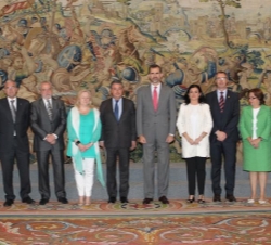 Fotografía de grupo de Su Alteza Real el Príncipe de Asturias con una representación de la Asociación para la Promoción de la Asistencia Farmacéutica 